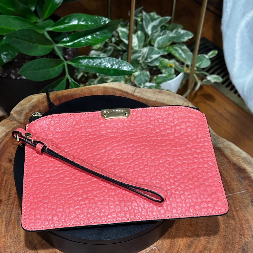 Burberry Pebbled Leather Wristlet Pouch Coral Pink Gold Tone Zip Clutch - Picture 5 of 9